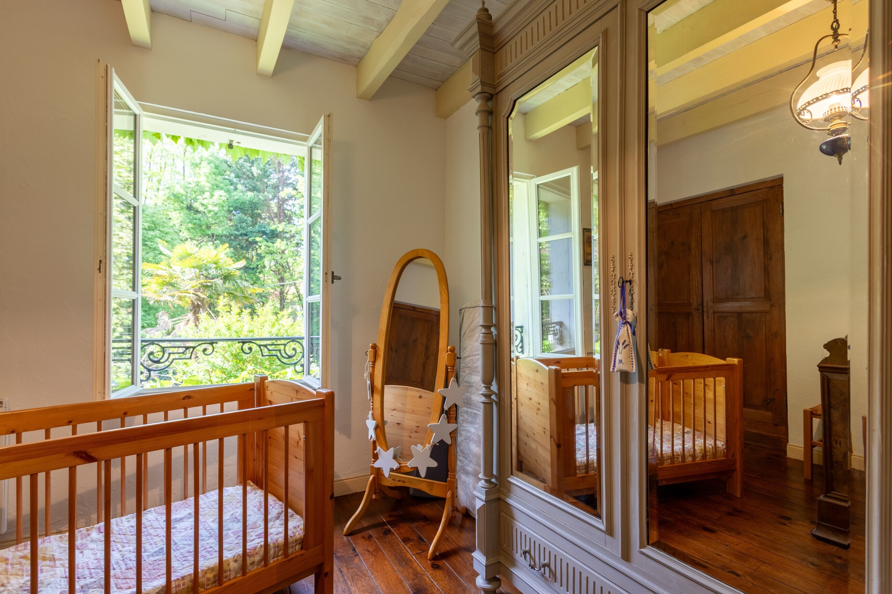 5 bedrooms, iron/ironing board, WiFi, bed sheets