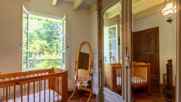5 bedrooms, iron/ironing board, WiFi, bed sheets
