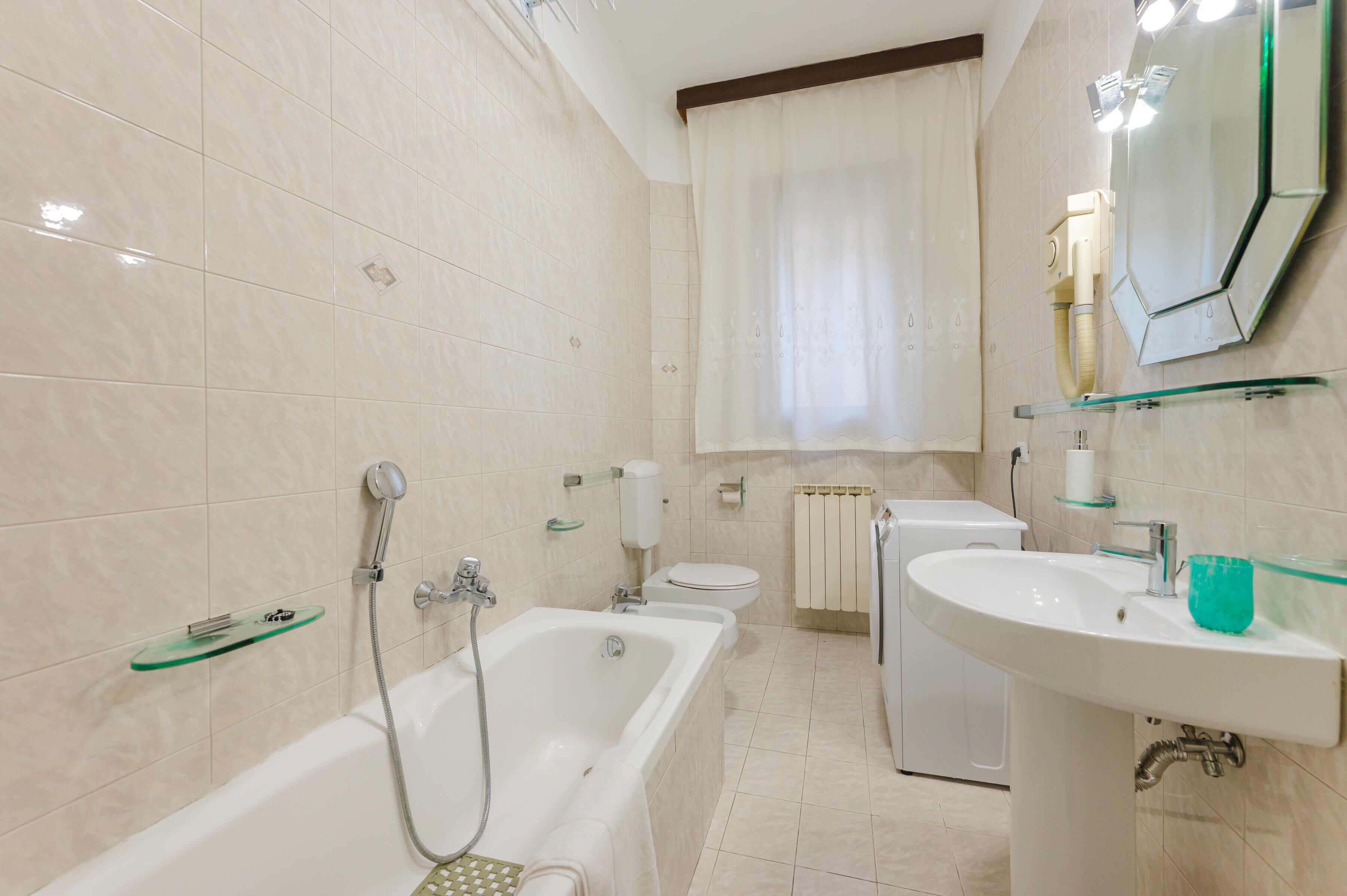 Appartamento, balcone | Bagno | Set di cortesia gratuito, asciugacapelli, bidet, asciugamani