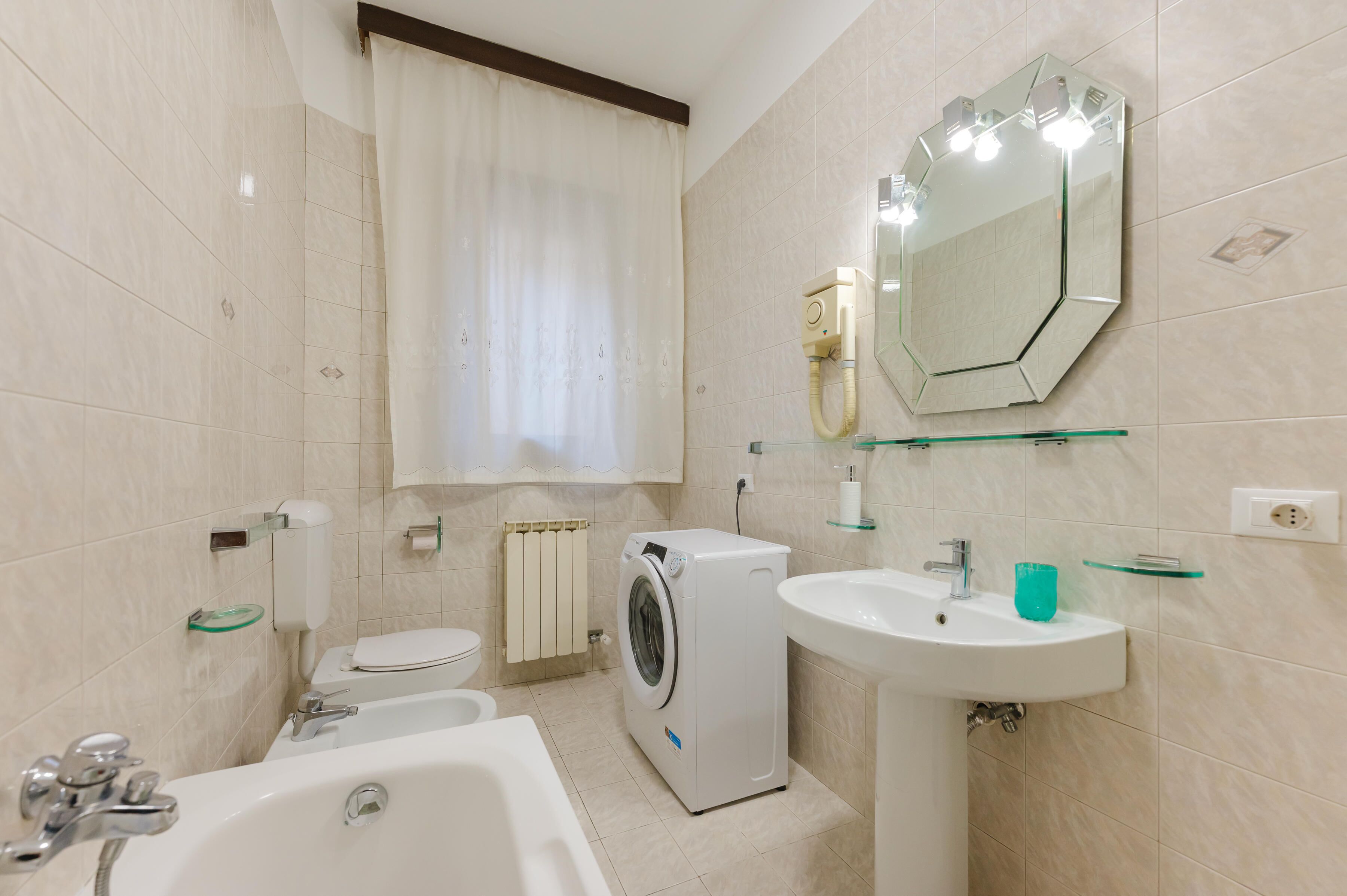 Appartamento, balcone | Bagno | Set di cortesia gratuito, asciugacapelli, bidet, asciugamani