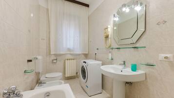 Appartamento, balcone | Bagno | Set di cortesia gratuito, asciugacapelli, bidet, asciugamani
