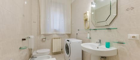 Căn hộ, ban công | Phòng tắm | Đồ dùng nhà tắm miễn phí, máy sấy tóc, chậu vệ sinh/vòi rửa