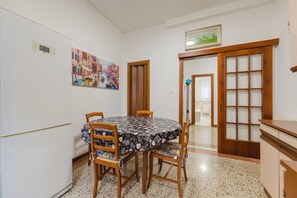 Apartment, Balcony | Private kitchen - Casa Tatiana (Mestre)
