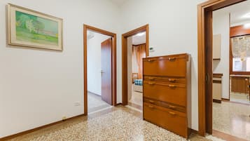 Apartment, Balkon | Wohnbereich | Flachbildfernseher