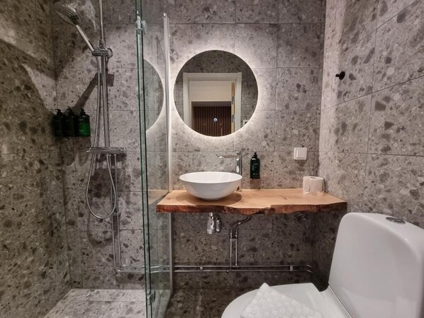 Habitación individual | Baño | Ducha, artículos de higiene personal gratuitos y secador de pelo