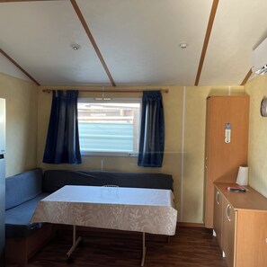Interior - Mobile home with outdoor barbecue (Sérignan)
