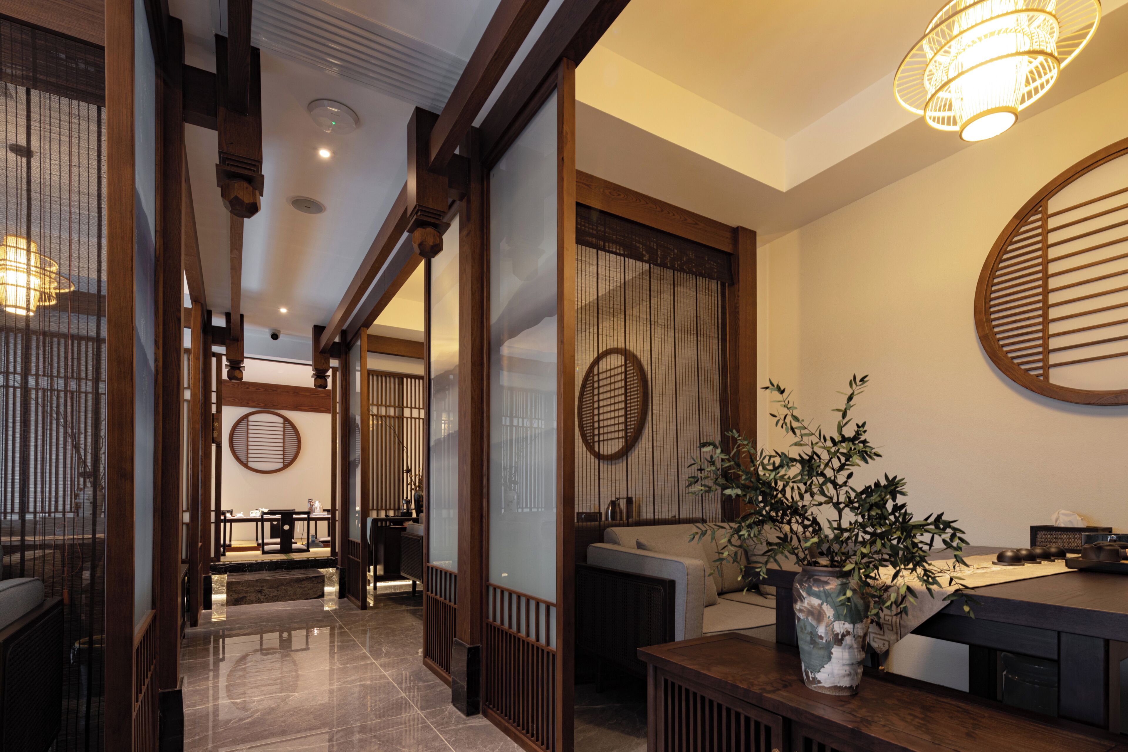 Un interior tradicional con vigas de madera, un mostrador de recepción y una zona de estar.
