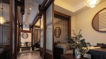 Un interior tradicional con vigas de madera, un mostrador de recepción y una zona de estar.