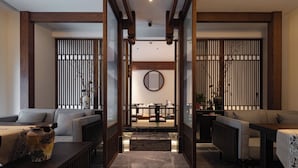 Un interior japonés tradicional con suelo de tatami, mesas bajas y puertas correderas.