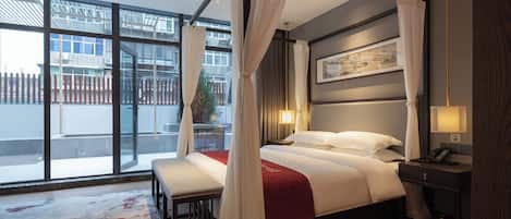 Chambre Signature double, 1 grand lit, salle de bain privée, vue sur la cour intérieure