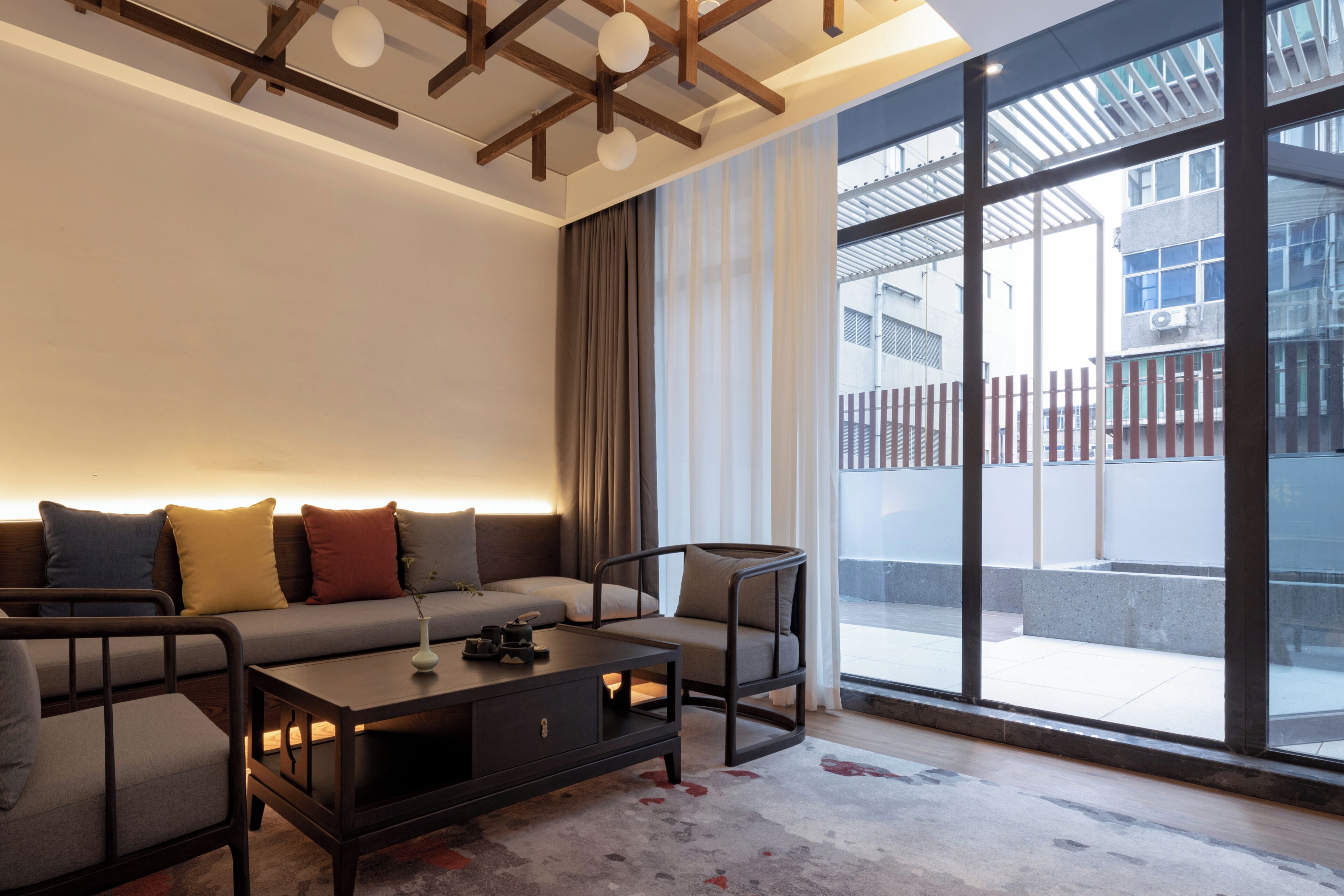 特色双人房, 1 张大床, 私人浴室, 庭院景观 | 起居区