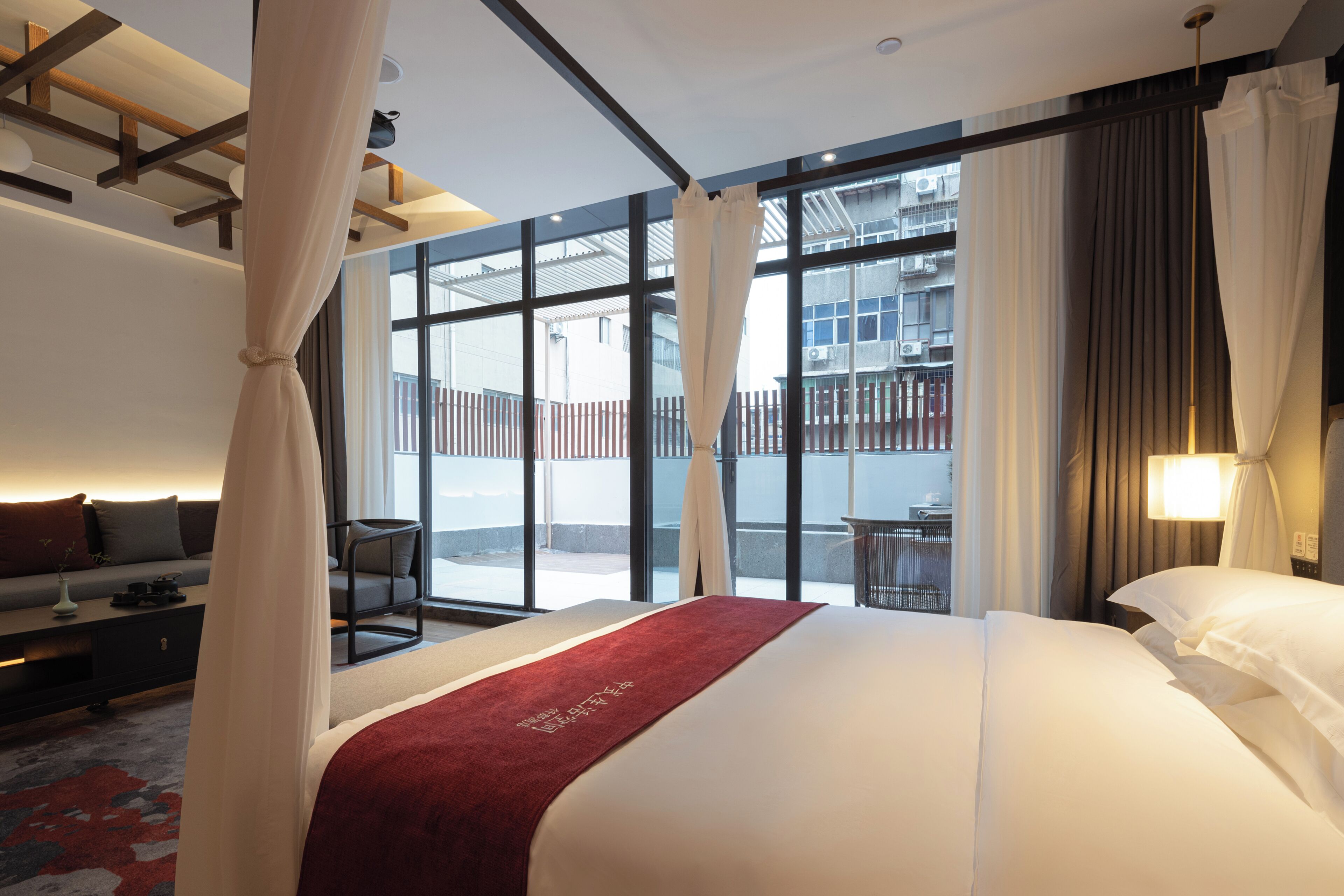 Signature-Doppelzimmer, 1 Queen-Bett, eigenes Bad, Blick auf den Innenhof | Daunenbettdecken, individuell dekoriert, individuell eingerichtet