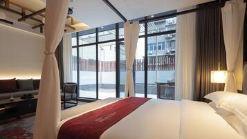 Signature-Doppelzimmer, 1 Queen-Bett, eigenes Bad, Blick auf den Innenhof | Daunenbettdecken, individuell dekoriert, individuell eingerichtet
