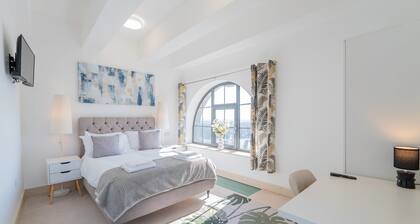 Spacious 4-bedroom home with 2 bathrooms and a modern kitchen, perfect for groups or contractors. Quiet location with easy access to Basingstoke town centre.