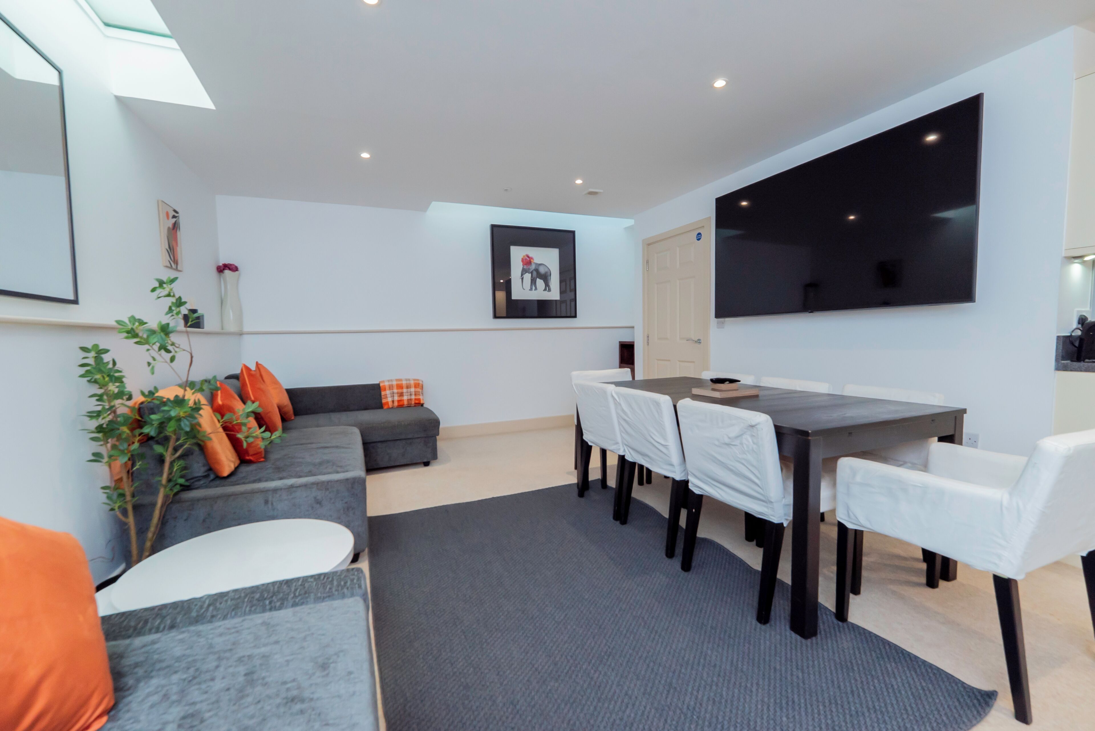 Spacious 4-bedroom Home With 2 Bathrooms And A Modern Kitchen, Perfect For Groups Or Contractors. Quiet Location With Easy Access To Basingstoke Town Centre. - Basingstoke