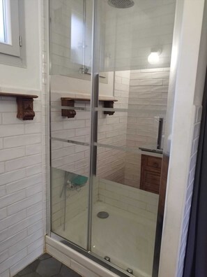 Shower, hair dryer, towels, toilet paper - Charming gîte with swimming pool south Ardèche L'Oustal (Vesseaux)