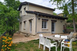 Outdoor dining - Charming gîte with swimming pool south Ardèche L'Oustal (Vesseaux)
