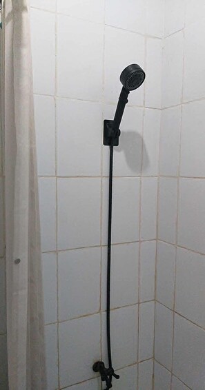 Douche, articles de toilette écologiques, séchoir à cheveux, bidet
