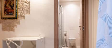 Shower, bidet, towels