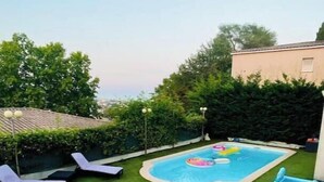 A backyard with a swimming pool, lounge chairs, and a hot tub. - House with pool and jacuzzi in Cagnes-sur-Mer (Cagnes-sur-Mer)