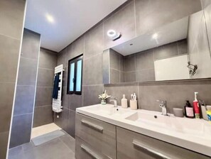 Shower, hair dryer, towels, soap - House with pool and jacuzzi in Cagnes-sur-Mer (Cagnes-sur-Mer)