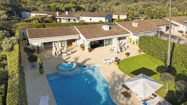 A residential area with a swimming pool, outdoor seating, and a view of the surrounding greenery. - Beautiful villa between Nice and Cannes (Villeneuve Loubet)