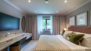6 bedrooms, iron/ironing board, WiFi, bed sheets