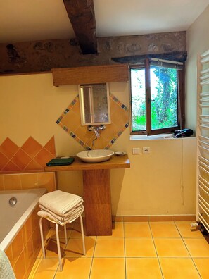 Shower, jetted bath, hair dryer, towels - Charming Chateau 7-bedroom- 16 people-  with Heated indoor pool & SPA (Bugarach)