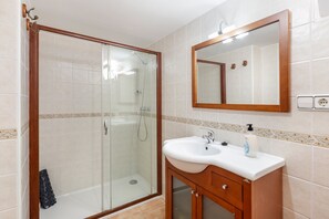Douche, sèche-cheveux, serviettes fournies