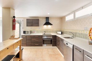Fridge, microwave, oven, stovetop - Ground Floor (-1) Semi-Basement Apartment in Chalet with Pool (Near the Beach) (Cartagena)