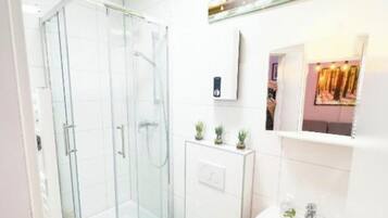 Dusche, Haartrockner, Handtücher, Seife