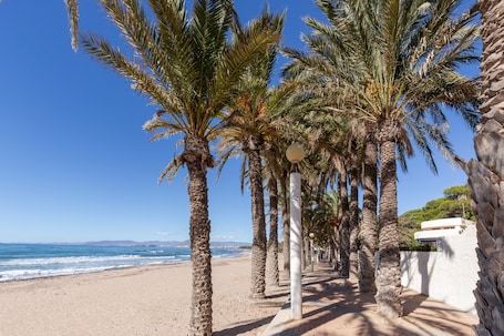 Beach nearby. First-Floor Apartment in Villa with Pool (Near the Beach)