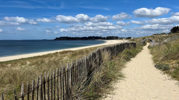A beach path with a wooden fence, leading to a sandy beach and the ocean. - 3 bedroom house and garden facing the beach. Arzon. Gulf of Morbihan (Arzon)