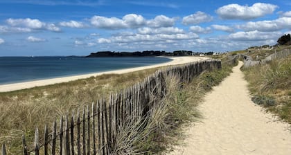 3 bedroom house and garden facing the beach. Arzon. Gulf of Morbihan