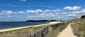 3 bedroom house and garden facing the beach. Arzon. Gulf of Morbihan