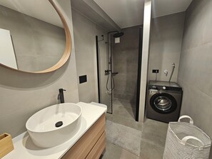 Douche, serviettes fournies, savon, papier toilette