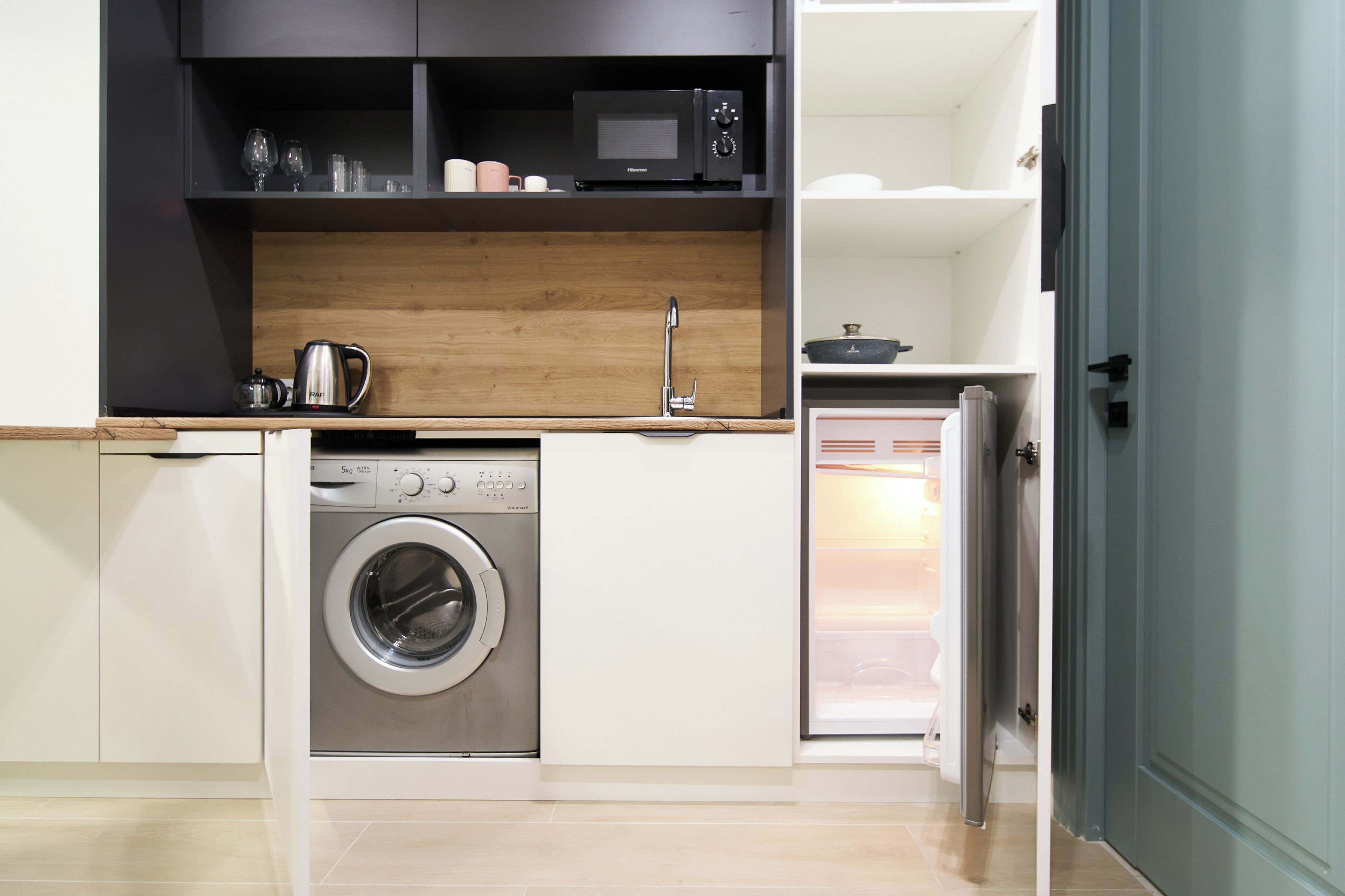 Comfort Studio, 1 Queen Bed, Air conditioning, City View | Private kitchen