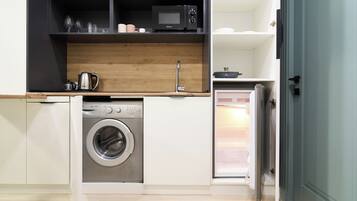 Comfort Studio, 1 Queen Bed, Air conditioning, City View | Private kitchen