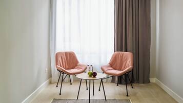 Comfort Studio, 1 Queen Bed, Air conditioning, City View | Living area