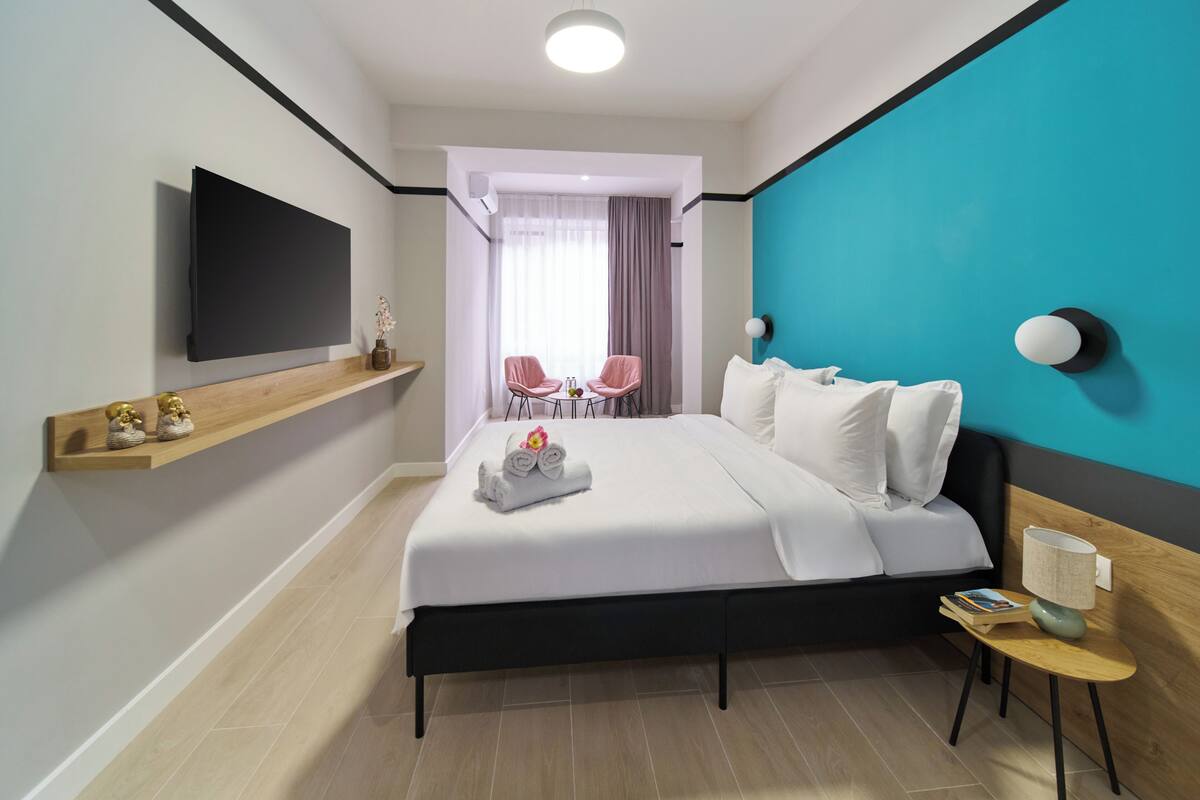 Studio tiện nghi đơn giản, 1 giường cỡ queen, máy điều hòa, quang cảnh thành phố