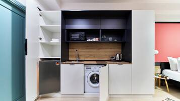 Comfort Studio Suite, 1 Queen Bed, Balcony, City View | Private kitchen