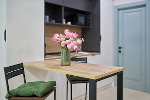Microondas, placa de cocina, silla alta para bebés, utensilios de cocina