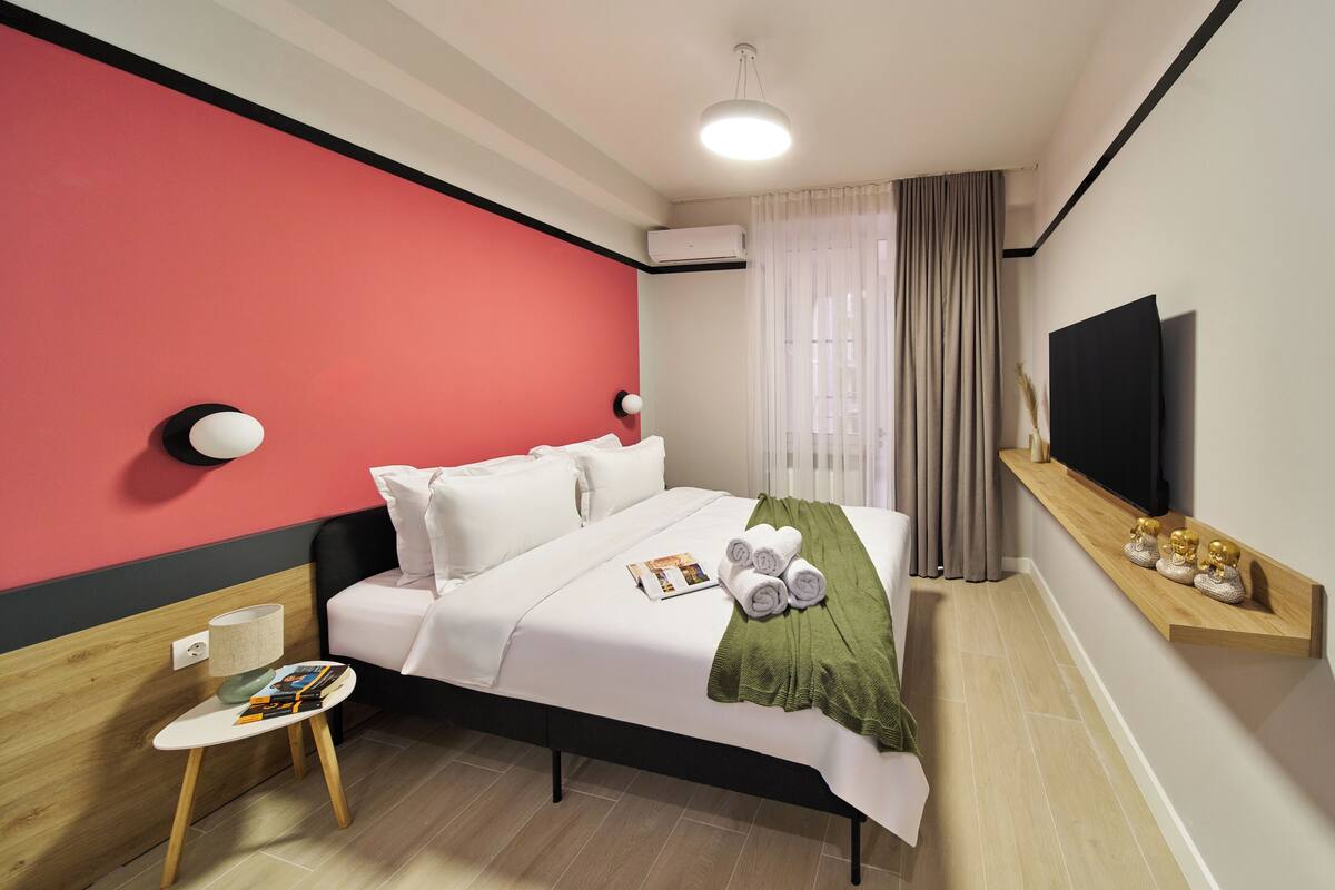 Studiosuite – comfort, 1 queensize-seng, balkong, byutsikt | Sengetøy av topp kvalitet, blendingsgardiner og lydisolert