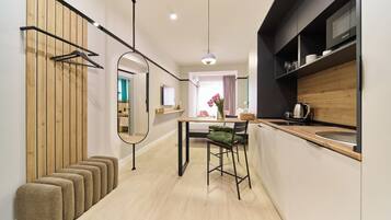 Comfort Studio, 1 Queen Bed, Air conditioning, City View | Private kitchen