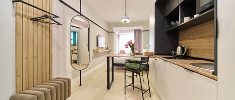 Comfort Studio, 1 Queen Bed, Air conditioning, City View | Private kitchen