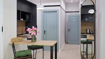 Comfort Studio, 1 Queen Bed, Air conditioning, City View | Private kitchen