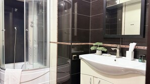 Family Suite, Balcony, Courtyard View | Bilik Mandi | Pancuran mandi, kelengkapan dandanan diri percuma, pengering rambut 
