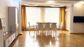 Family Suite, Balcony, Courtyard View | Living area