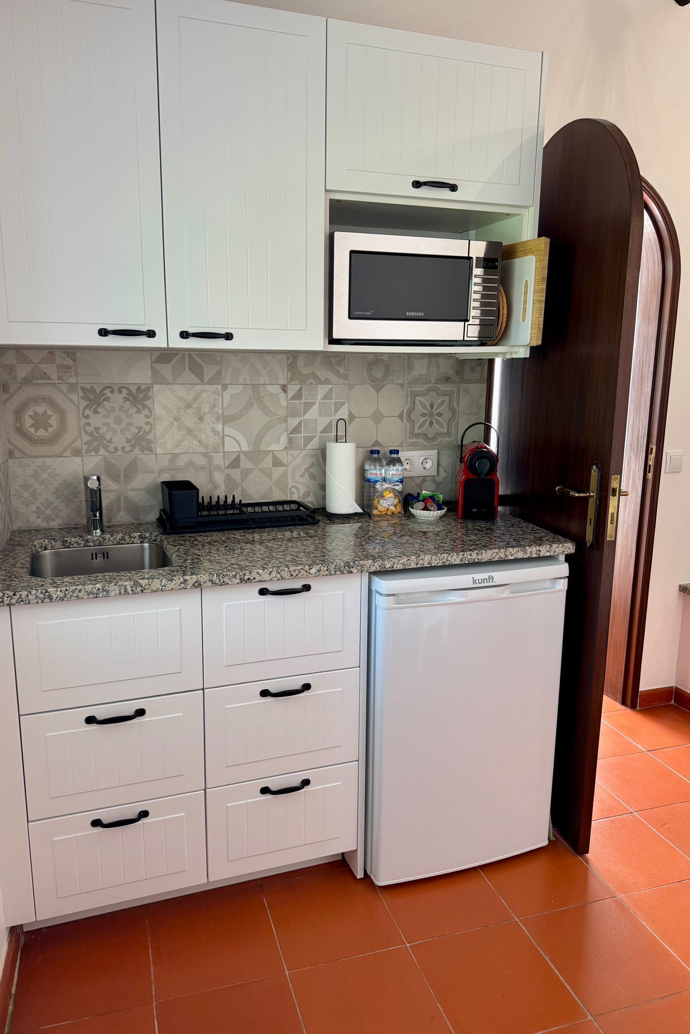 Kühlschrank, Mikrowelle, Wasserkocher mit Kaffee-/Teezubehör