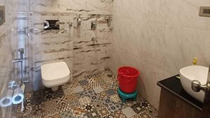 A bathroom with a shower, toilet, and sink. - Collection O Lansdowne Viewpoint (Lansdowne)